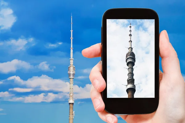 Turist fotograferar av TV-tornet i Moskva — Stockfoto