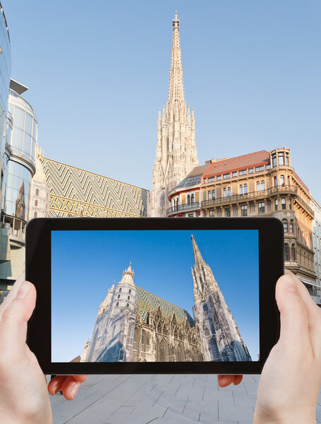 tourist photographs St Stephan Cathedral, Vienna