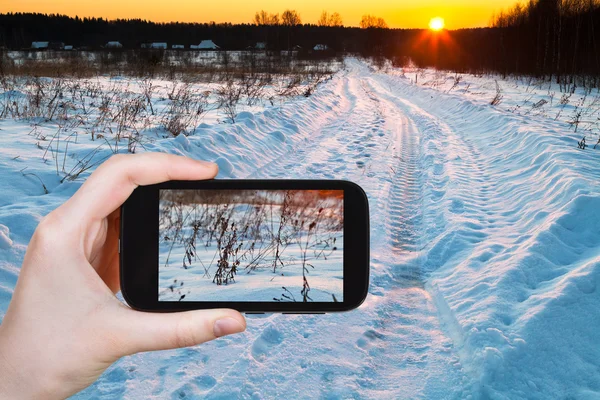 Fotografías turísticas del atardecer sobre el campo nevado — Foto de Stock