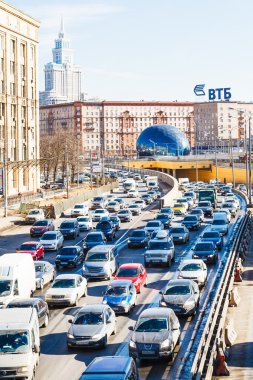 Leningradskoye shosse Bahar üzerinde çok araba