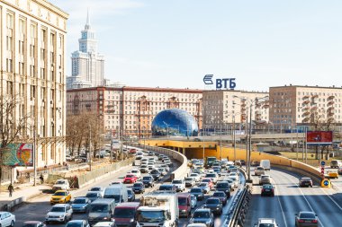 Bahar Leningradskoye karayolu üzerinde kentsel trafik