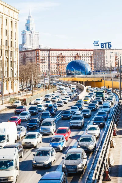 Wiele samochodów na Leningradskoye shosse wiosną — Zdjęcie stockowe