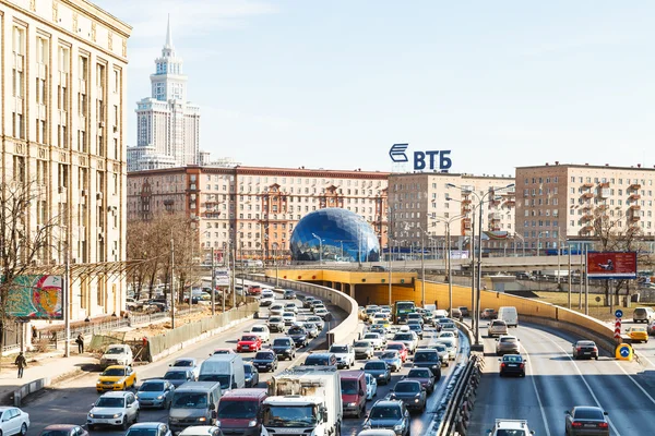 Stadtverkehr auf der Leningradskoje Autobahn im Frühling — Stockfoto