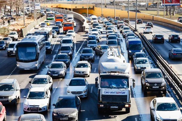 Many cars on Leningradskoye highway in spring — Stock Photo, Image