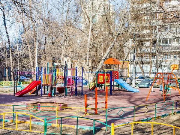 Parque infantil en la ciudad —  Fotos de Stock