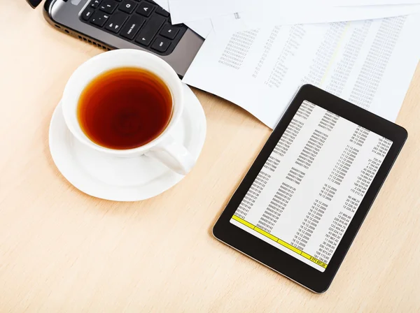 Cup of tea and tablet pc on office desk — Stock Photo, Image