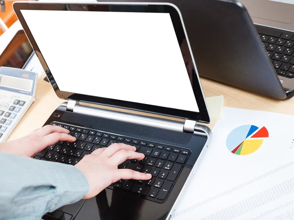 Homem de negócios corre com laptop com tela de recorte — Fotografia de Stock