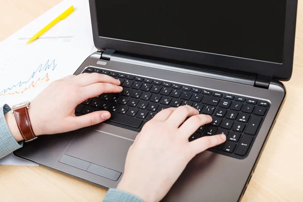 Werken met de laptop op Bureau — Stockfoto