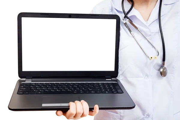 Enfermera sostiene ordenador portátil con pantalla en blanco — Foto de Stock