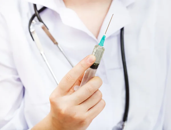 Nurse holds syringe — Stock Photo, Image