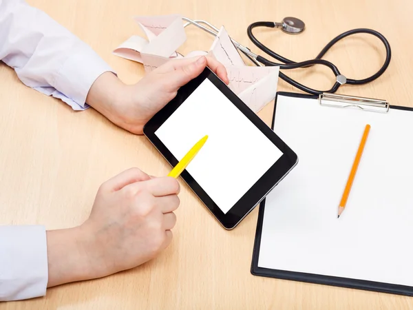 Doctor works with tablet pc — Stock Photo, Image