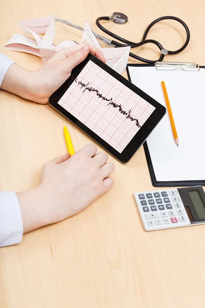 Physician checks patient electrocardiogram — Stock Photo, Image