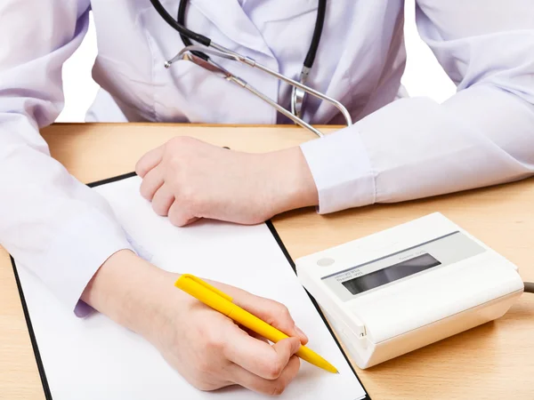 Médico mede a pressão arterial durante a consulta — Fotografia de Stock