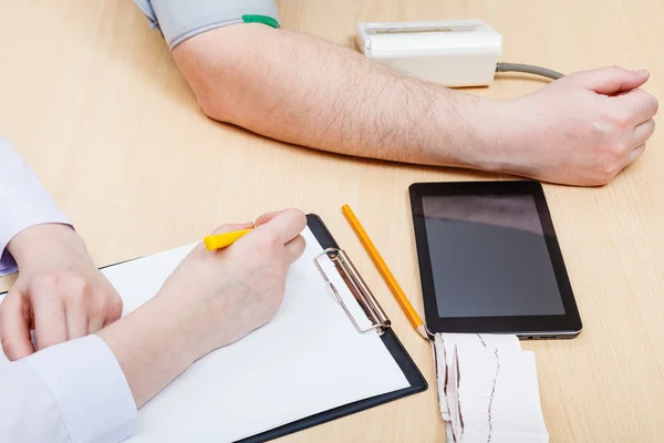 Doctor makes appointment of man — Stock Photo, Image