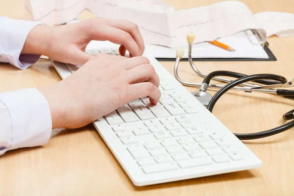 Cardiologista trabalha no teclado branco do PC — Fotografia de Stock
