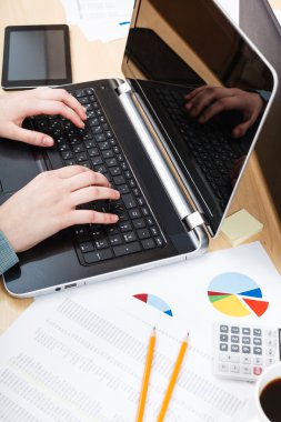 Ofis Masaları dizüstü bilgisayar ile çalışan memur