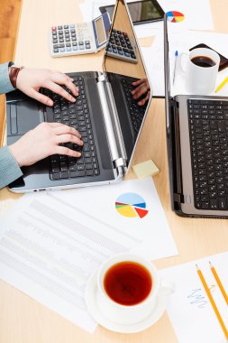 Modern ofis işyerinde çalışan adam