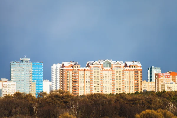 Blu grigio pioggia scuro cielo coperto sulla città — Foto Stock