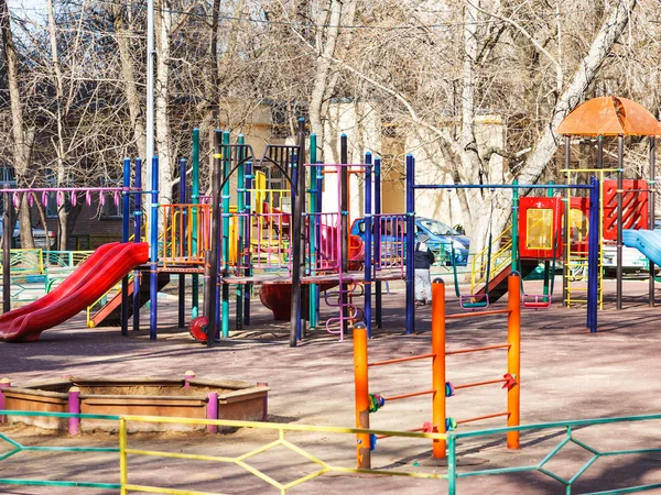 Plac zabaw dla dzieci w ogrodzie miejskiego — Zdjęcie stockowe