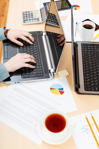 Man working at modern office workplace — Stock Photo, Image