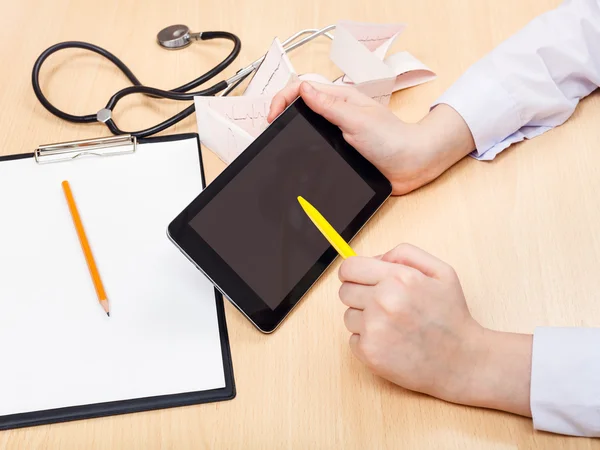 Médico trabalha com tablet pc — Fotografia de Stock