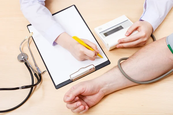 Nurse measures blood pressure of patient — Stock Photo, Image