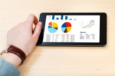 işadamı elini tut tablet iş analizi ile