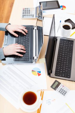 Modern ofis işyerinde çalışan memur