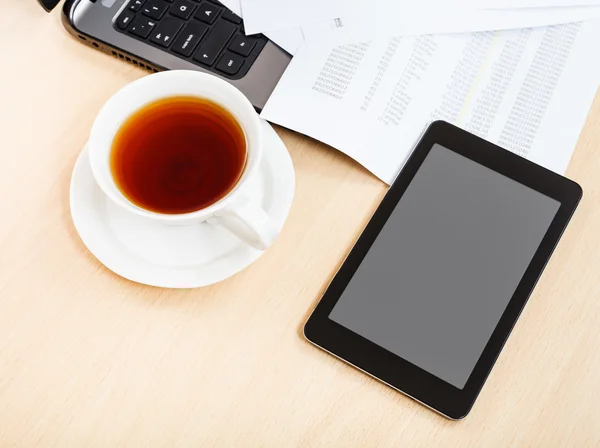 Above view cup of tea and tablet pc on desk — Stock Photo, Image