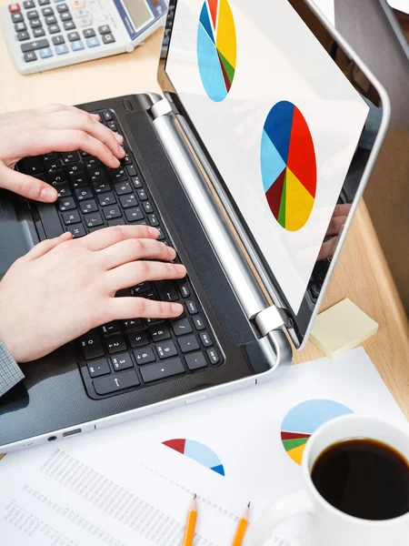 Office worker runs with laptop and chart on screen — Stock Photo, Image