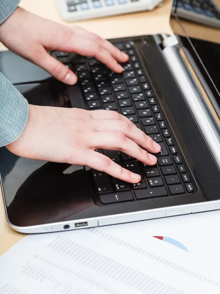 Werken met de laptop aan office tafel zakenman — Stockfoto