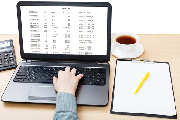 Laptop com dados na tela na mesa do escritório — Fotografia de Stock