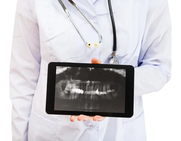 Enfermera sostiene la tableta pc con mandíbulas humanas — Foto de Stock