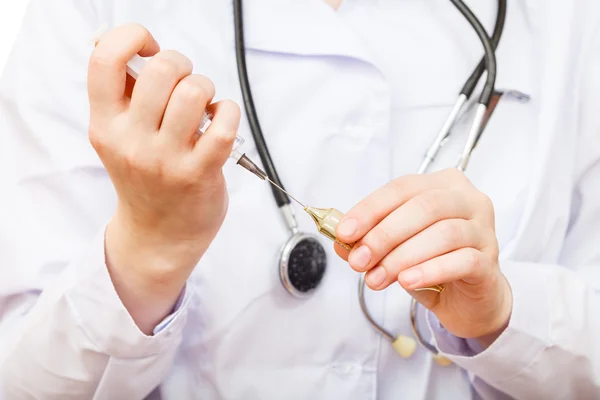 Nurse fills syringe from ampoule — Stock Photo, Image