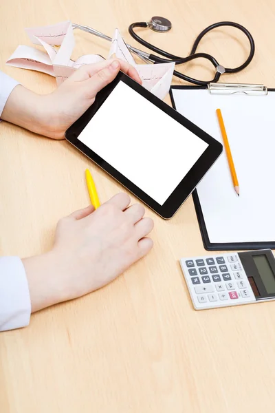 Doctor calculates on tablet pc with cutout screen — Stock Photo, Image