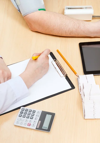 Medic makes appointment — Stock Photo, Image