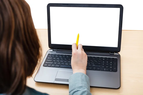 Laptop med isolerade skärmen på skrivbord — Stockfoto