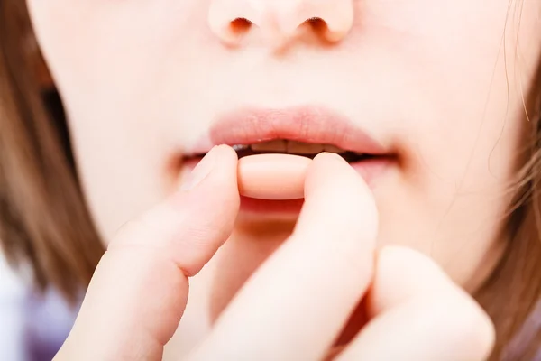 Girl takes tablet — Stock Photo, Image