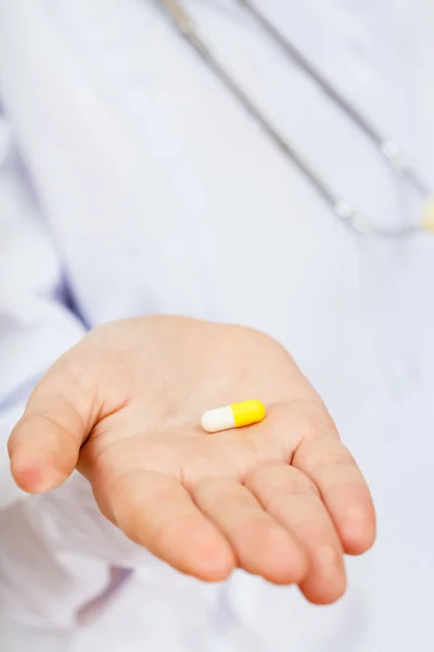 Infirmière tient la pilule sur la paume — Photo