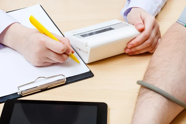 Medico misura la pressione sanguigna del paziente — Foto Stock