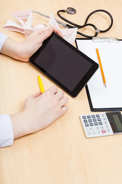 Physician calculates with tablet pc — Stock Photo, Image