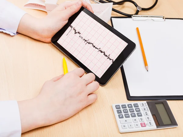Medic checks patient electrocardiogram — Stock Photo, Image