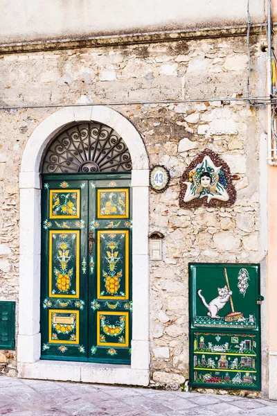 Dekoration av urban hus dörr och Trinacria — Stockfoto