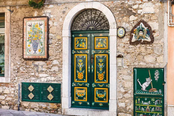 Traditionelle dekoration der fassade in taormina — Stockfoto