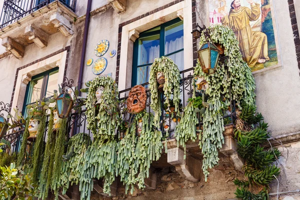 Decoración en balcón de casa urbana, Taormina — Foto de Stock