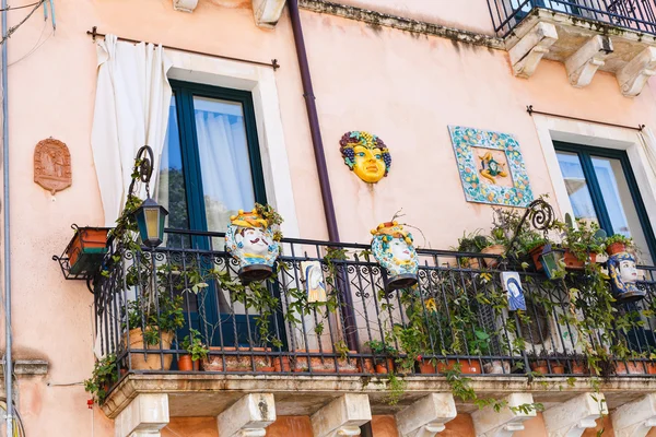 Balcone decorato di casa urbana a Taormina — Foto Stock