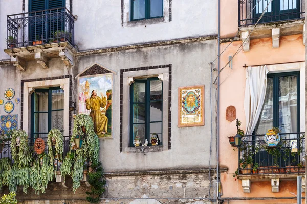 Facciata decorata di casa urbana a Taormina Sicilia — Foto Stock