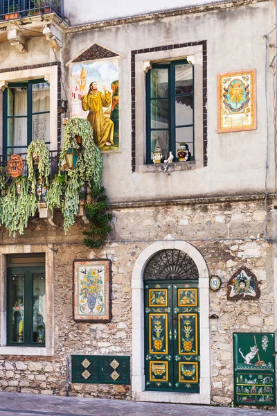 Parede decorada de casa urbana em Taormina, Sicília — Fotografia de Stock