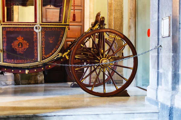 Ônibus de madeira em Town Hall, Catania — Fotografia de Stock