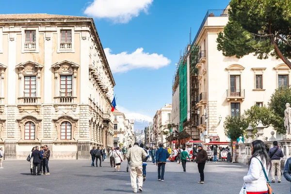 Turisti in via Etnea e vulcano Etna a Catania — Foto Stock